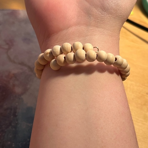 Black gemstone and wooden bead essential oil diffusion bracelet - Picture 4 of 7